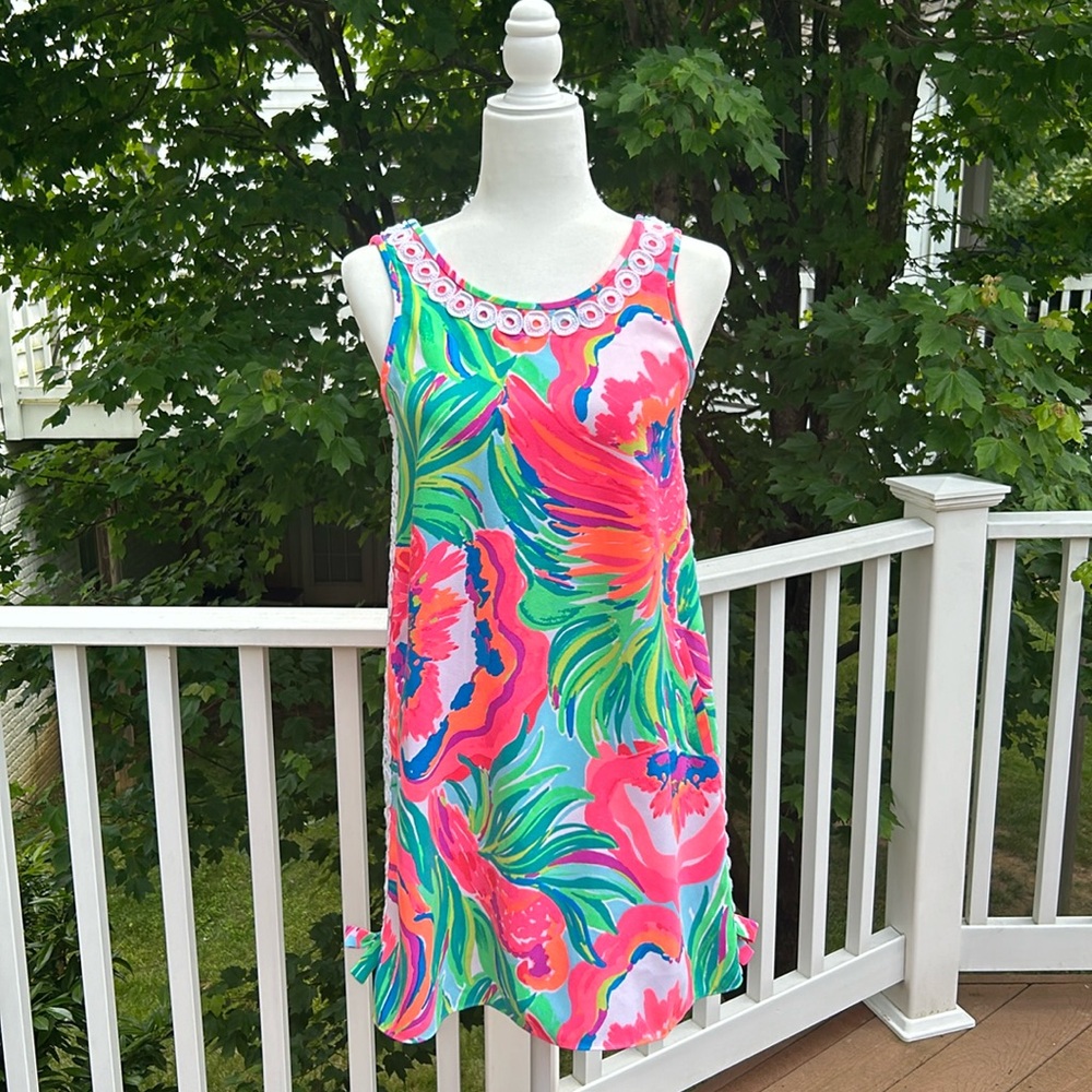 Lilly Pulitzer tropical print mini shift dress with white lace details, size 00